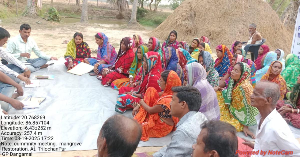 Community meetings in Bhitarkanika give families a platform to plan solutions to local climate challenges. 