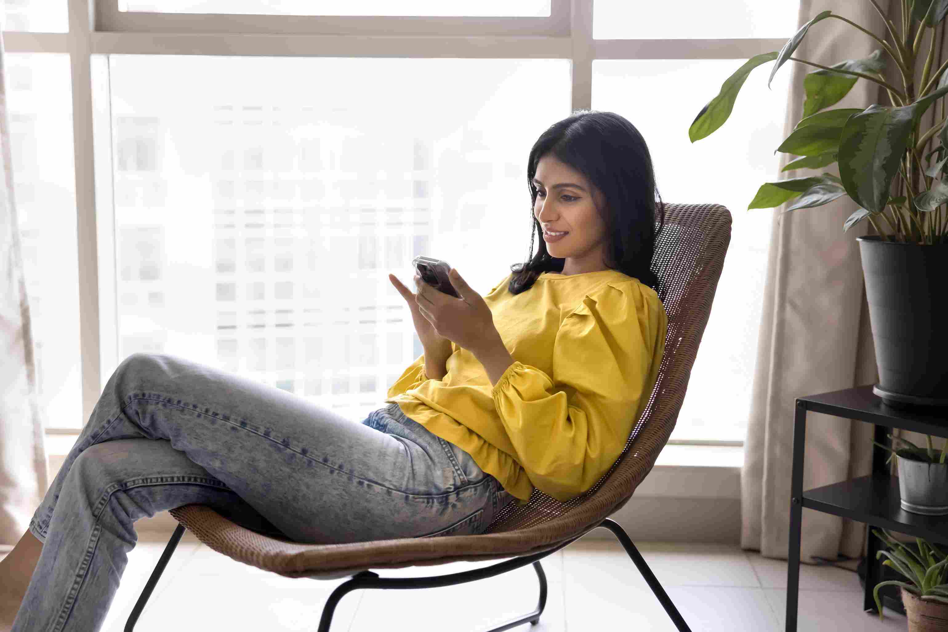 Gen Z is redefining romance by swiping their way to love through dating apps; Picture source: Shutterstock
