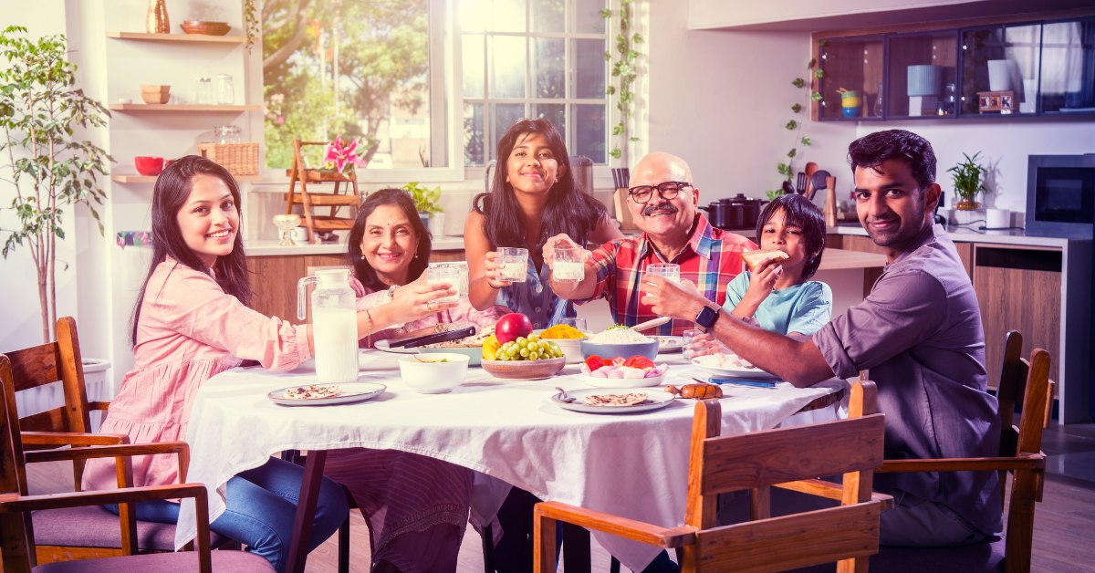 अपने बच्चों को बनाने दें "बचे हुए डिनर" सप्ताह में एक बार, वे मेनू नामों के साथ आ सकते हैं, भोजन तैयार करने में मदद कर सकते हैं, और भोजन बर्बाद नहीं करना सीख सकते हैं