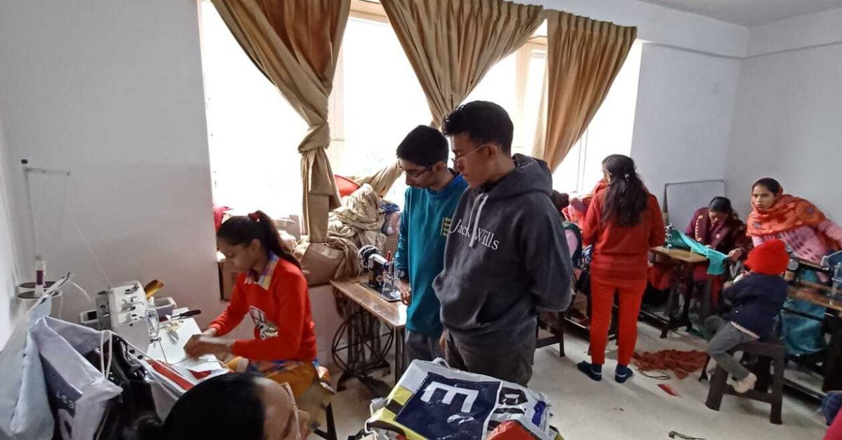 Project ReFlex works with the women of Sahaj Shakti Foundation to make the tote bags and other products from flex banners