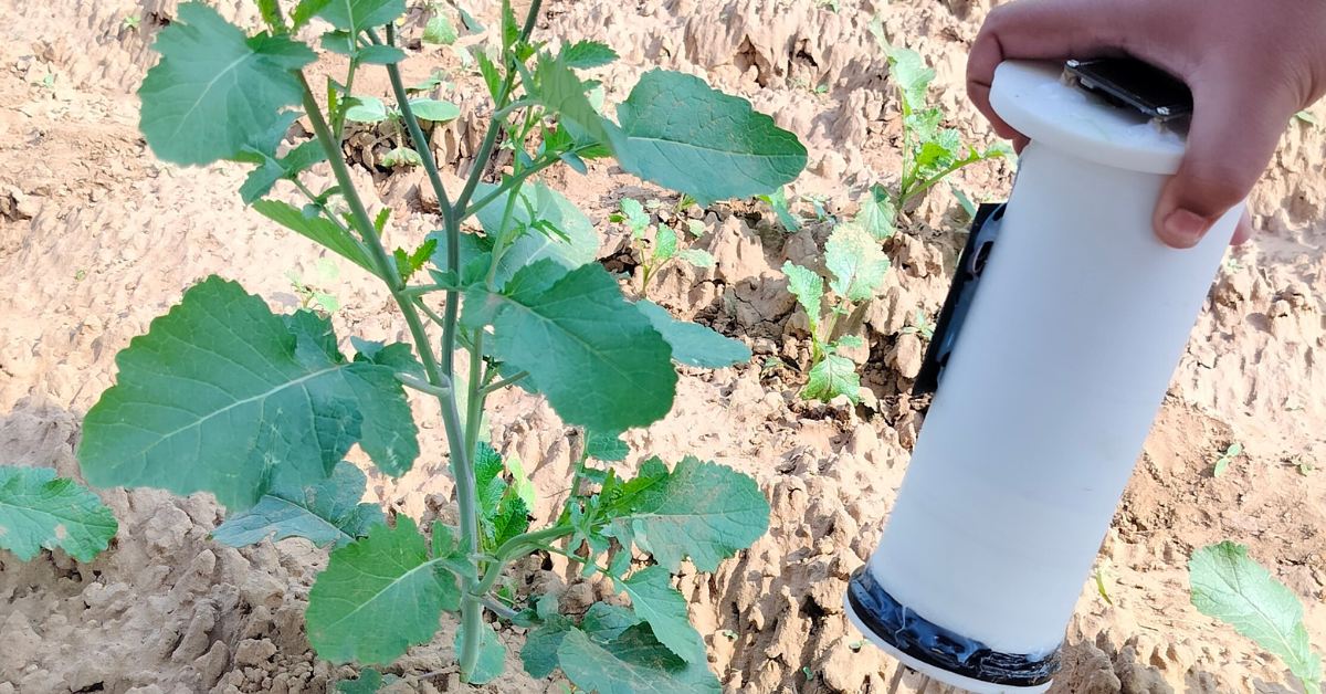 Mati Rakshak is a sleek, handheld tool that analyses soil nutrients in real time