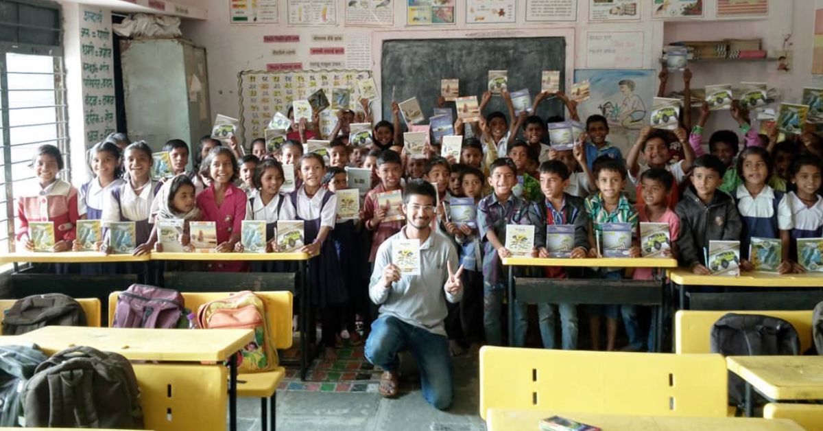 Maharashtra Man Brings Joy of Reading to Rural Schools With Mobile Libraries