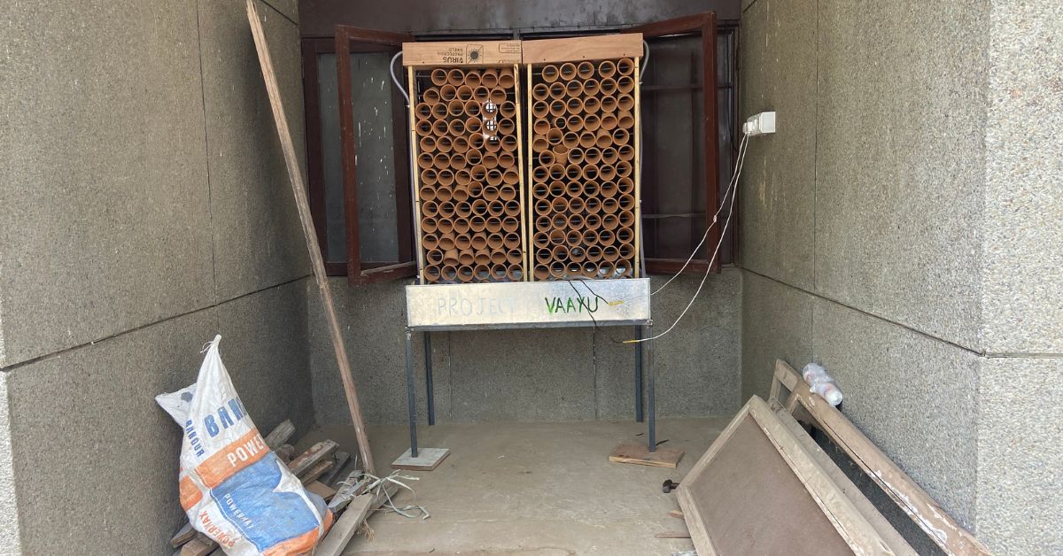 The coolers use recycled kulhads (clay tea cups) arranged within a wooden frame reinforced with scrap metal. 